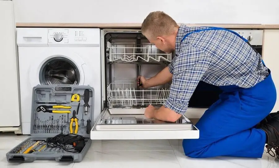 Aliağa Hoover servisi teknisyen ekibi beyaz eşya tamiri yaparken